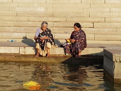 Femmes qui lisent en bord de Gange